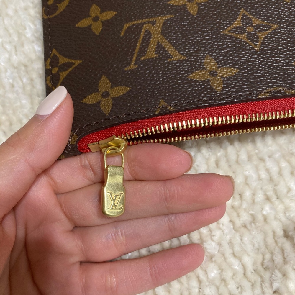Louis Vuitton Monogram Neverfull Pochette - Picture 3 of 7